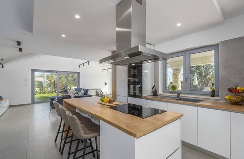 Sveta Nedelja Villa | NUEVO Villa espaciosa de lujo Aurelia con piscina climatizada