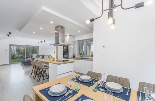 Sveta Nedelja Villa | NUEVO Villa espaciosa de lujo Aurelia con piscina climatizada