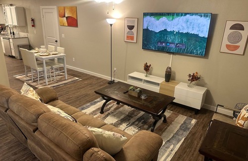 Odessa Casa | New Luxury Styled Cottage Home with TV in each room.