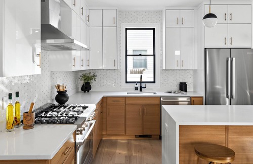 Newton Casa | New Luxury townhouse. 6 miles to Boston, 4 bedrooms/4 baths, private yard/patio