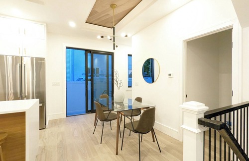 Newton Casa | New Luxury townhouse. 6 miles to Boston, 4 bedrooms/4 baths, private yard/patio