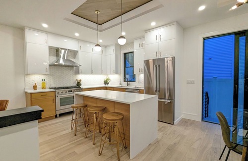 Newton Casa | New Luxury townhouse. 6 miles to Boston, 4 bedrooms/4 baths, private yard/patio