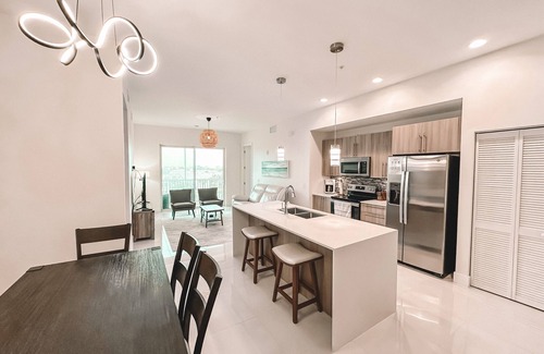 Iona Condominio | NEW Majestic Palms Condo 2/2 Penthouse, 4 miles to FMBeach, Heated Pool, Hot tub