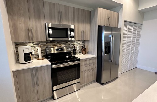 Iona Condominio | NEW Majestic Palms Condo 2/2 Penthouse, 4 miles to FMBeach, Heated Pool, Hot tub