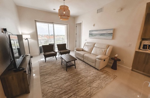 Iona Condominio | NEW Majestic Palms Condo 2/2 Penthouse, 4 miles to FMBeach, Heated Pool, Hot tub
