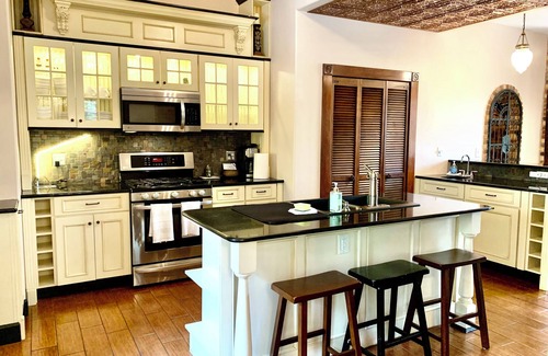 Manitou Springs Casa | NEW! @ Manitou Incline~ Pikes Peak Cog Railway~ Barr Trail~ New Therapy Hot Tub!