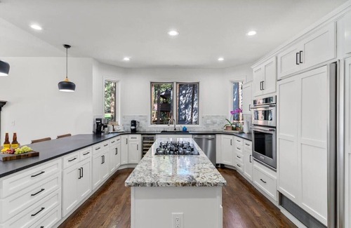 Woodmoor Casa | New! Mansion Retreat! Sleeps 20 + Games + Dogs OK