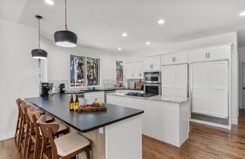 Woodmoor Casa | New! Mansion Retreat! Sleeps 20 + Games + Dogs OK