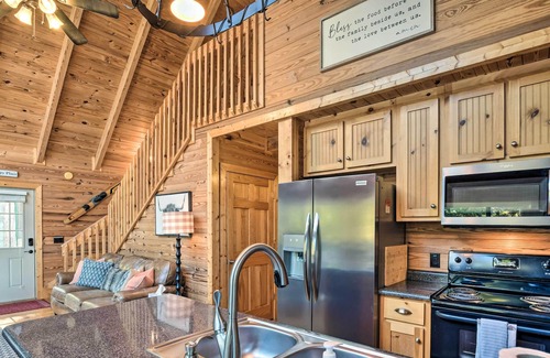 Seneca Cabina | NEW! Marvelous Seneca Retreat w/ Lakefront Views!