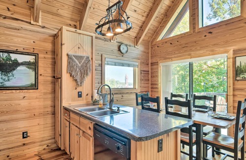 Seneca Cabina | NEW! Marvelous Seneca Retreat w/ Lakefront Views!