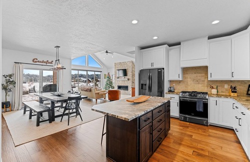 McCall Casa | New - Meadowbright VIsta - Large driveway - Clubhouse with pool & hot tub - River - Luxury