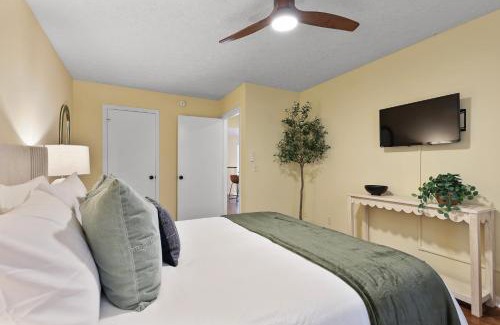 Whitemarsh Island Casa | New Meets Nostalgic - Adorable Cottage Sleeps 8
