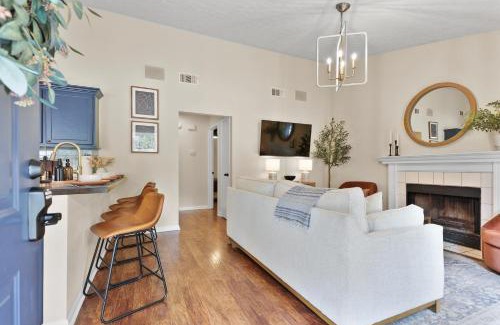 Whitemarsh Island Casa | New Meets Nostalgic - Adorable Cottage Sleeps 8
