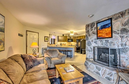 Angel Fire Apartamento | New Mexico Condo with Fireplace and Mountain View