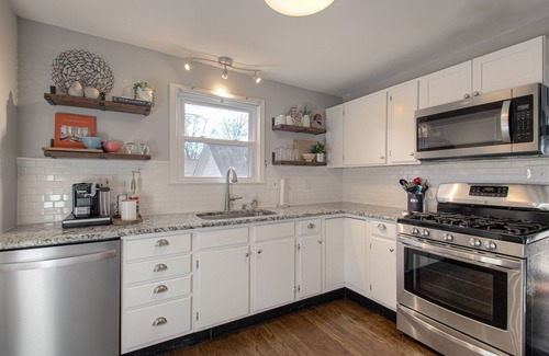 West Plaza Casa | *NEW* Mid-Century Modern Bungalow! Ideal Location -3Bed/2BR
