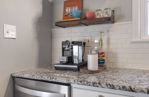 West Plaza Casa | *NEW* Mid-Century Modern Bungalow! Ideal Location -3Bed/2BR