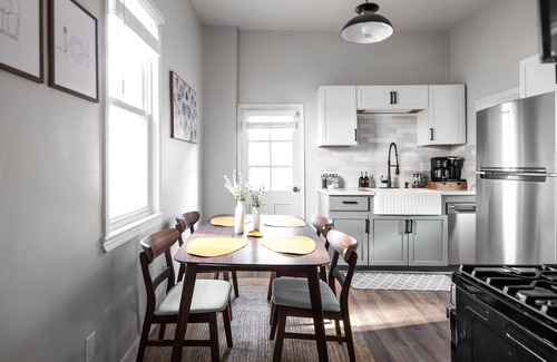University Circle Apartamento | NEW! Mid-Century Modern Retreat in Little Italy near CWRU and Cleveland Clinic