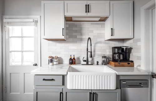University Circle Apartamento | NEW! Mid-Century Modern Retreat in Little Italy near CWRU and Cleveland Clinic