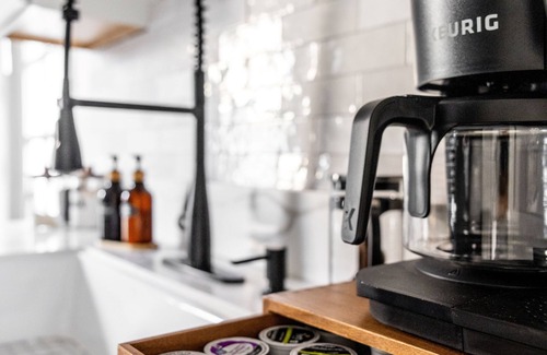 University Circle Apartamento | NEW! Mid-Century Modern Retreat in Little Italy near CWRU and Cleveland Clinic