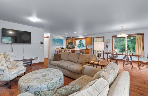 Klipsan Beach Casa | NEW! Mid Term Rental, pet friendly, walk to the beach (SlowM)