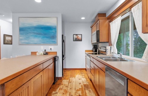 Klipsan Beach Casa | NEW! Mid Term Rental, pet friendly, walk to the beach (SlowM)