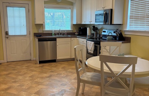 Paducah Casa | NEW! Midtown Bliss- 2 bed house with WiFi, within 5 minutes of Downtown Paducah