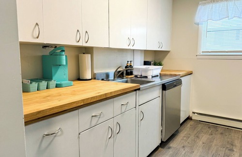 Rimmon Heights Apartamento | NEW - Mins to Concord/Nashua - Driveway Parking - In Unit W/D - Backyard - Patio