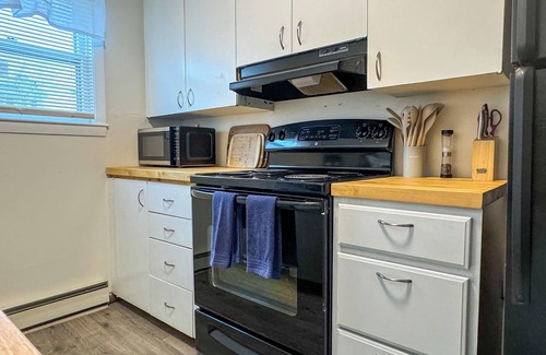 Rimmon Heights Apartamento | NEW - Mins to Concord/Nashua - Driveway Parking - In Unit W/D - Backyard - Patio