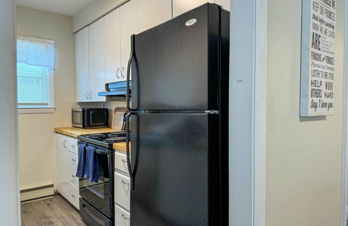 Rimmon Heights Apartamento | NEW - Mins to Concord/Nashua - Driveway Parking - In Unit W/D - Backyard - Patio