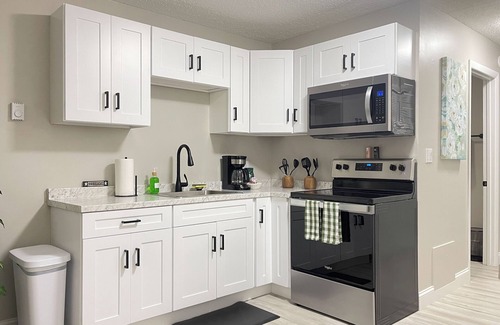 West Lebanon Apartamento | NEW - Mins To DHMC/ Hanover - Full Kitchen - Pet Friendly -Queen Size Bed