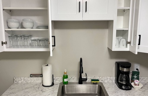 West Lebanon Apartamento | NEW - Mins To DHMC/ Hanover - Full Kitchen - Pet Friendly -Queen Size Bed