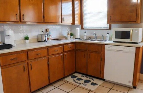 Rimmon Heights Apartamento | NEW - Mins to Manchester/ Concord - Private Porch - Walk to Downtown - Garage -