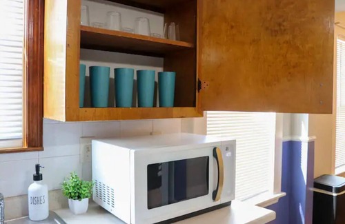 Rimmon Heights Apartamento | NEW - Mins to Manchester/ Concord - Private Porch - Walk to Downtown - Garage -