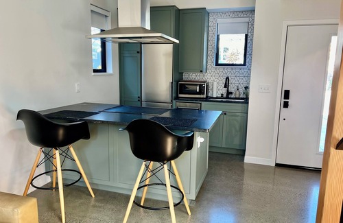 Upper Telegraph Casa | New modern 1-bedroom ADU with WiFi and AC in awesome Oakland