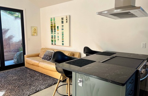 Upper Telegraph Casa | New modern 1-bedroom ADU with WiFi and AC in awesome Oakland