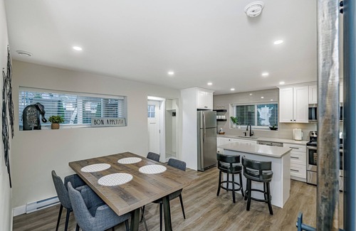 Westwood Plateau Casa | New & modern 1 bedroom suite nearby skytrain & parks!