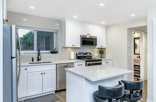 Westwood Plateau Casa | New & modern 1 bedroom suite nearby skytrain & parks!