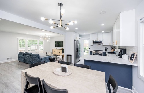 Northeast Raleigh Casa | NEW modern 10 guest retreat near Downtown, North Hills & NCSU w/ fenced backyard