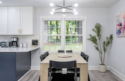 Northeast Raleigh Casa | NEW modern 10 guest retreat near Downtown, North Hills & NCSU w/ fenced backyard