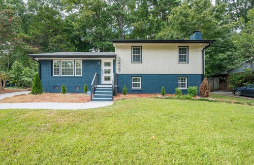 Northeast Raleigh Casa | NEW modern 10 guest retreat near Downtown, North Hills & NCSU w/ fenced backyard