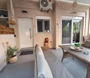 Nea Alikarnassos Apartamento | New & modern apt near Heraklion-airport & sea