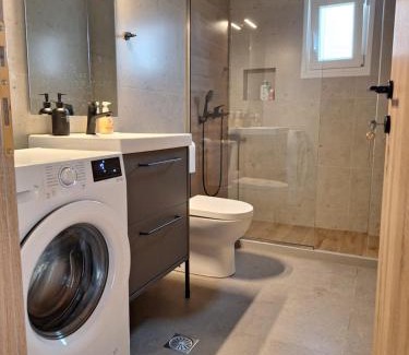 Nea Alikarnassos Apartamento | New & modern apt near Heraklion-airport & sea