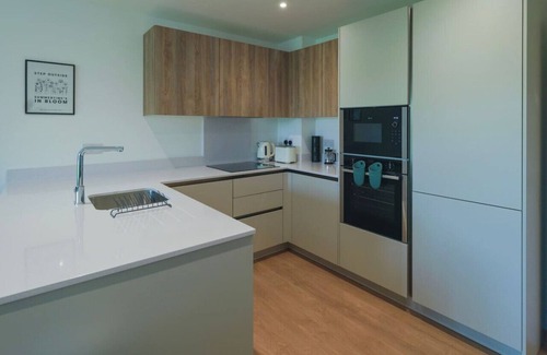 Cheadle Apartamento | NEW Modern Apt Near Airport with Private Parking