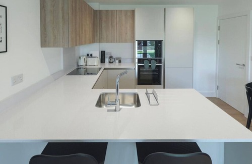 Cheadle Apartamento | NEW Modern Apt Near Airport with Private Parking