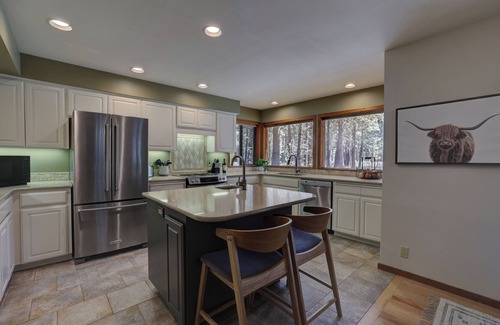 Black Butte Ranch Casa | NEW - Modern Black Butte Ranch Getaway - 3BR w/ Game Room and Hot Tub