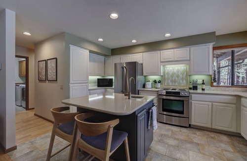 Black Butte Ranch Casa | NEW - Modern Black Butte Ranch Getaway - 3BR w/ Game Room and Hot Tub