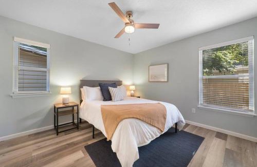 St. Augustine Casa | NEW Modern Bungalow Close to Downtown! Fully Fenced Yard