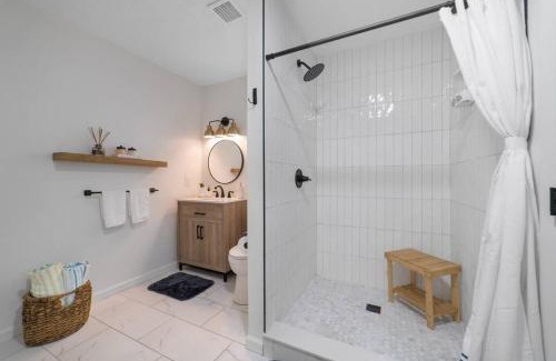 St. Augustine Casa | NEW Modern Bungalow Close to Downtown! Fully Fenced Yard