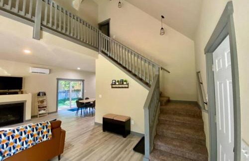 Paradise Estates Casa | NEW Modern Cabin! 5mi to Mt Rainier National Park! Hot Tub & Wifi