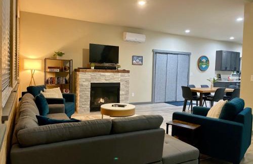 Paradise Estates Casa | NEW Modern Cabin! 5mi to Mt Rainier National Park! Hot Tub & Wifi